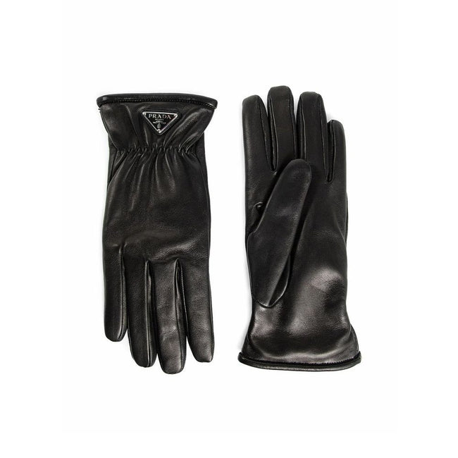 Black Lamb Leather GlovesDescription: – Composition: 100% Lamb Leather – Lining: Cashmere – Fully lined – Enamel triangle logo – Elasticated wrist – Made in Italy – Gender: MEN –Black Lamb Leather Gloves${tagsPradaAulae Black Lamb Leather Gloves PradaAula