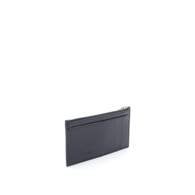 Black Calfskin WalletDescription: – Composition: 100% calf leather – Top zip closure – Silver-tone hardware – Height 8 cm – Width 1 cm – Back embossed logo detail – Length 16 cm – Made in Italy – Gender: MEN –Black Calfskin Wallet${tagsBottega VenetaAulae