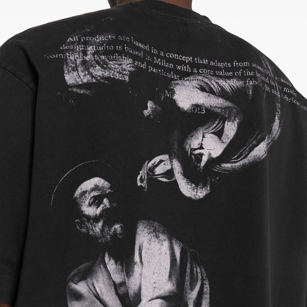 Black Cotton T-ShirtDescription: – Composition: 100% Cotton – Ribbed trims – Short sleeve – Dropped shoulders – Straight hem – Machine wash (delicate) – Boxy silhouette – Mock neck – Graffiti-style OFF logo print on the chest – Glossy graphics on the back