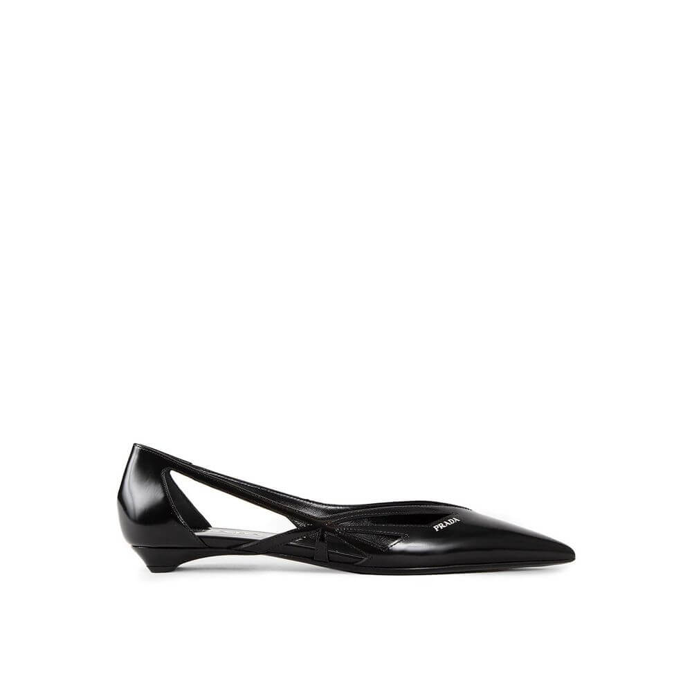 Black Calfskin Ballet FlatsDescription: – Composition: 100% calf leather – Inner: Leather – Insole: Leather – Sole: Leather – Pointed toe – Cut-out detail – Branded insole – Side contrast logo detail – Heel height 1,5 cm – Heel height may vary according t