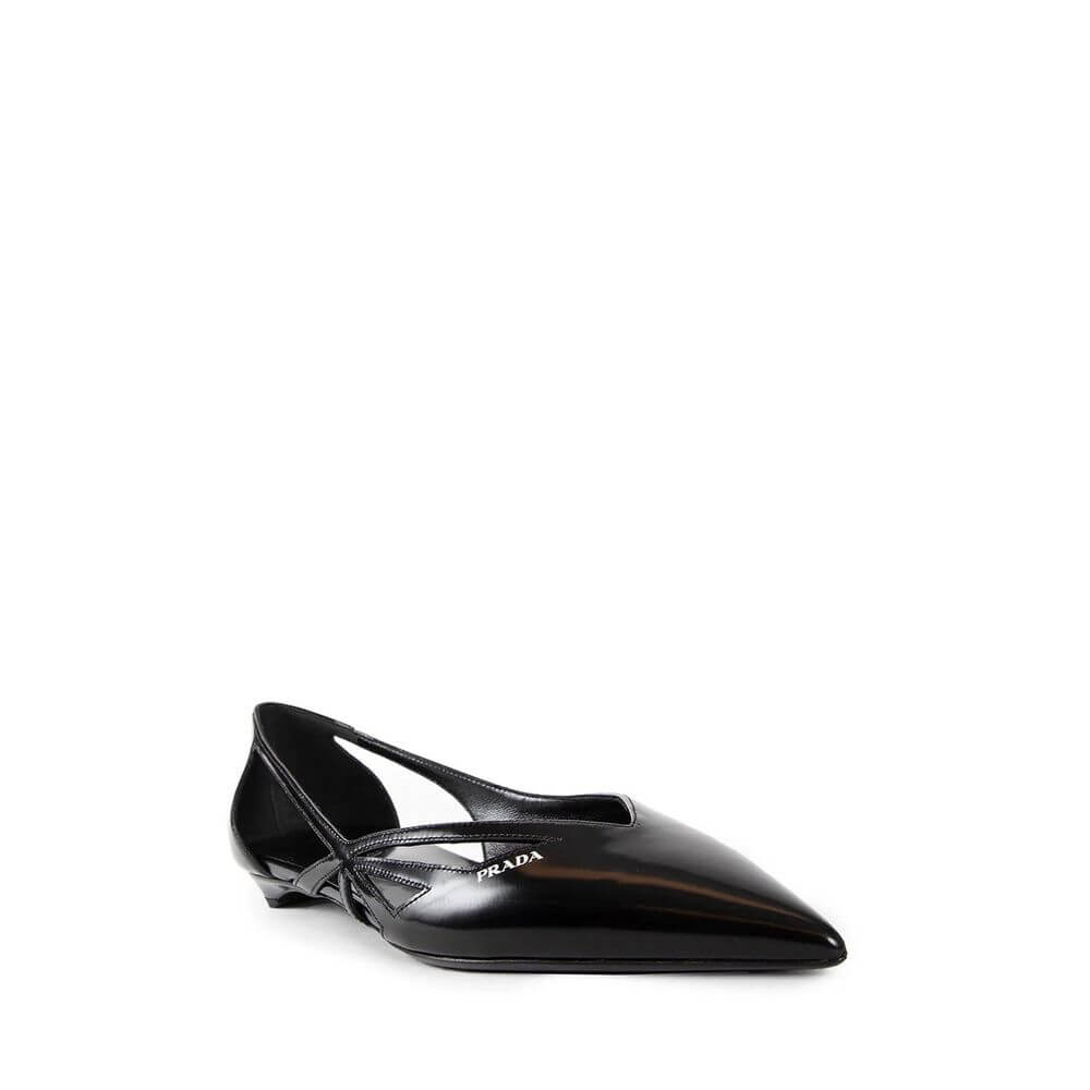Black Calfskin Ballet FlatsDescription: – Composition: 100% calf leather – Inner: Leather – Insole: Leather – Sole: Leather – Pointed toe – Cut-out detail – Branded insole – Side contrast logo detail – Heel height 1,5 cm – Heel height may vary according t