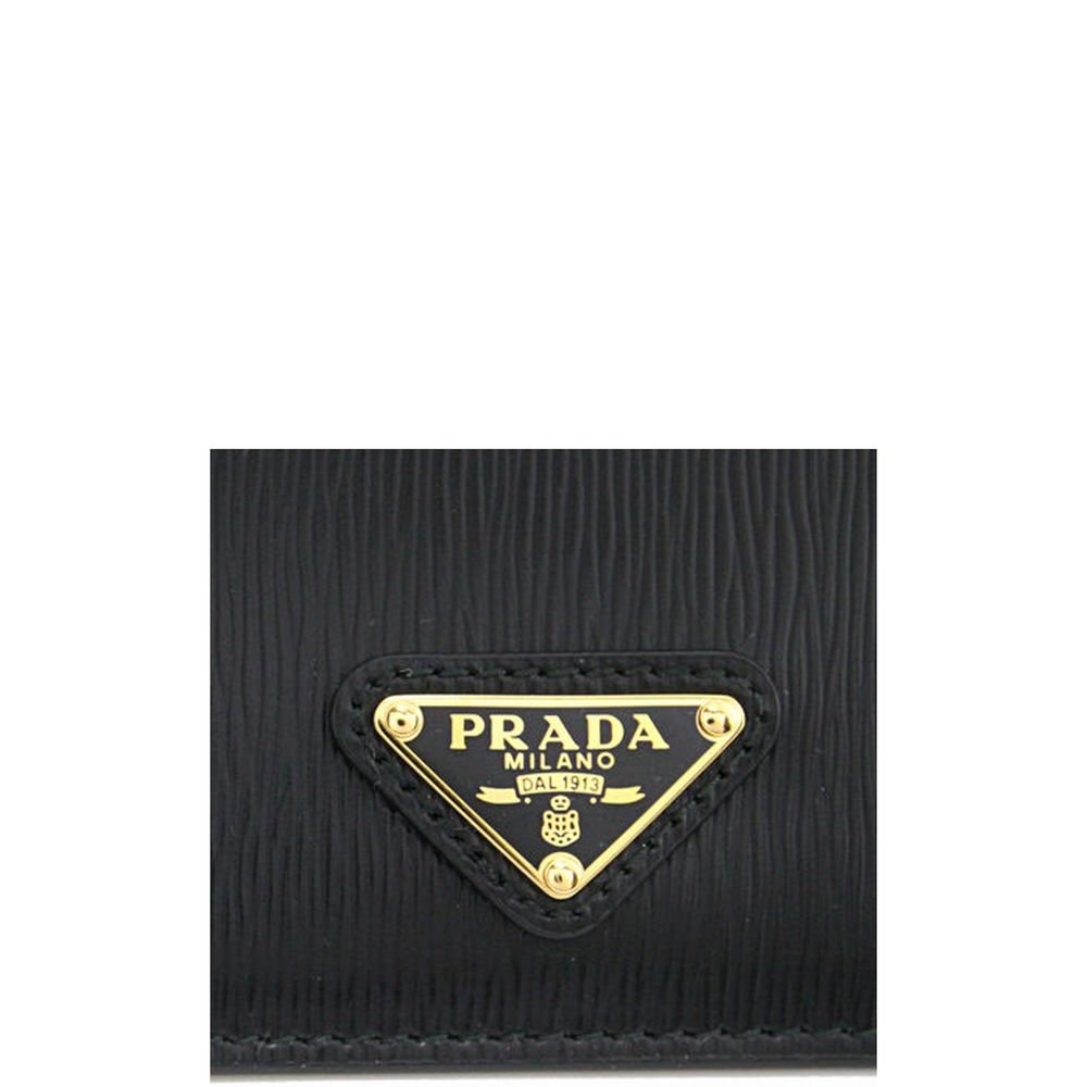 Black Calfskin CardholderDescription: – Composition: 100% calf leather – Lining: Leather – Width 1 cm – Triangle logo in enamelled metal – Length 10,5 – Height 7 cm – Made in Turkey – Gender: WOMEN –Black Calfskin Cardholder${tagsPradaAulae Black Calfskin