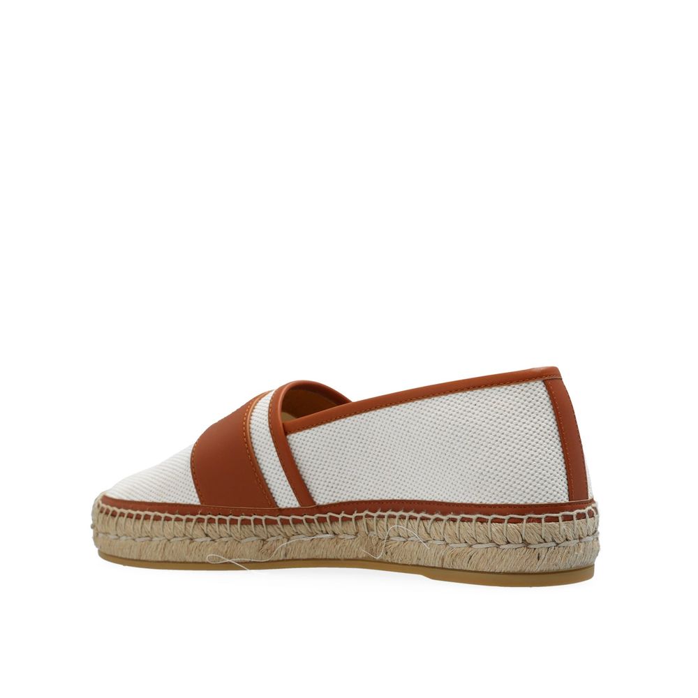 Beige Canvas EspadrillesDescription: – Composition: 100% Canvas – Inner: Canvas – Insole: Fabric – Sole: Rubber – Round toe – Leather detail – Slip-on design – Top logo detail – Made in Italy – Gender: MEN –Beige Canvas Espadrilles${tagsGucciAulae Beige C