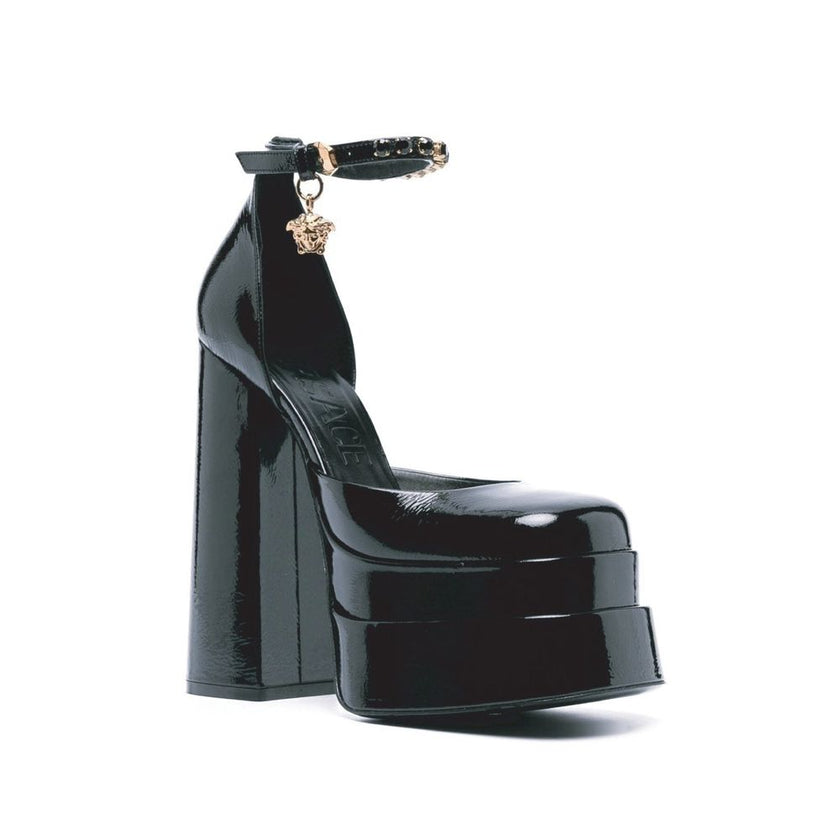 Black Calfskin Platform PumpsDescription: – Composition: 100% calf leather – Patent leather – Leather lining, insole, sole – Ankle side buckle fastening – Round toe – signature Medusa head – Heel 16 cm – Platform 6 cm – Made in Italy –Black Calfskin Platf