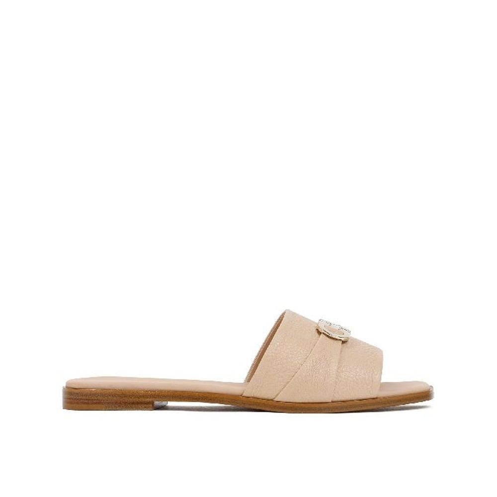 Beige Calfskin SandalsDescription: – Composition: 100% calf leather – Leather lining, insole, sole – Rounded toeline – Open toe – Branded insole – Made in Italy –Beige Calfskin Sandals${tagsSalvatore FerragamoAulae Leather Sandals Salvatore FerragamoAulae