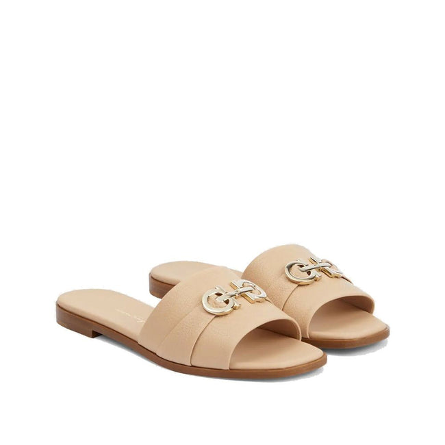 Beige Calfskin SandalsDescription: – Composition: 100% calf leather – Leather lining, insole, sole – Rounded toeline – Open toe – Branded insole – Made in Italy –Beige Calfskin Sandals${tagsSalvatore FerragamoAulae Leather Sandals Salvatore FerragamoAulae