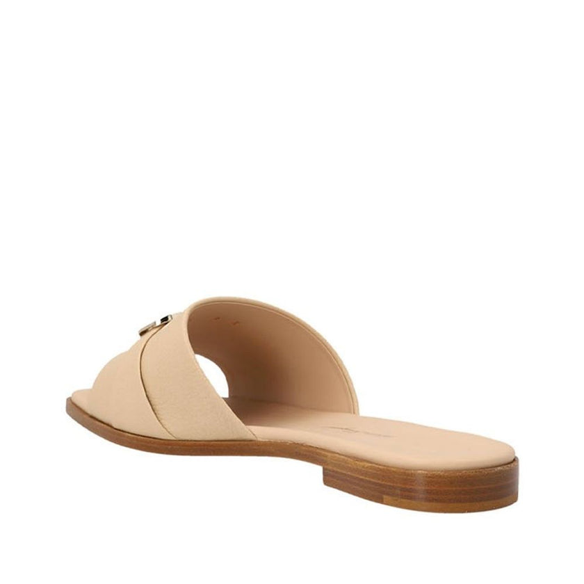 Beige Calfskin SandalsDescription: – Composition: 100% calf leather – Leather lining, insole, sole – Rounded toeline – Open toe – Branded insole – Made in Italy –Beige Calfskin Sandals${tagsSalvatore FerragamoAulae Leather Sandals Salvatore FerragamoAulae