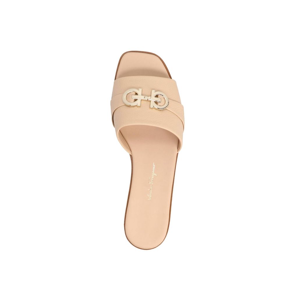 Beige Calfskin SandalsDescription: – Composition: 100% calf leather – Leather lining, insole, sole – Rounded toeline – Open toe – Branded insole – Made in Italy –Beige Calfskin Sandals${tagsSalvatore FerragamoAulae Leather Sandals Salvatore FerragamoAulae