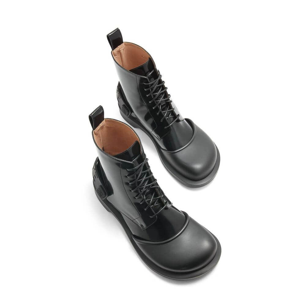 Black Calfskin Lace-Up BootsDescription: – Composition: 100% calf leather – Inner: Leather – Insole: Leather – Sole: Rubber – pull tab at the rear – Round toe – Front lace-up closure – back logo relief – Made in Italy – Gender: MEN –Black Calfskin Lace-Up