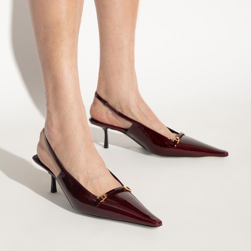 Burgundy Calfskin Mid Heel PumpsDescription: – Composition: 100% calf leather – Inner: Leather – Insole: Leather – Sole: Leather – Pointed toe – Patent effect – Elastic back insert – Branded insole – Heel 7 cm – Open back – Gold-tone metal hardware – Mid-