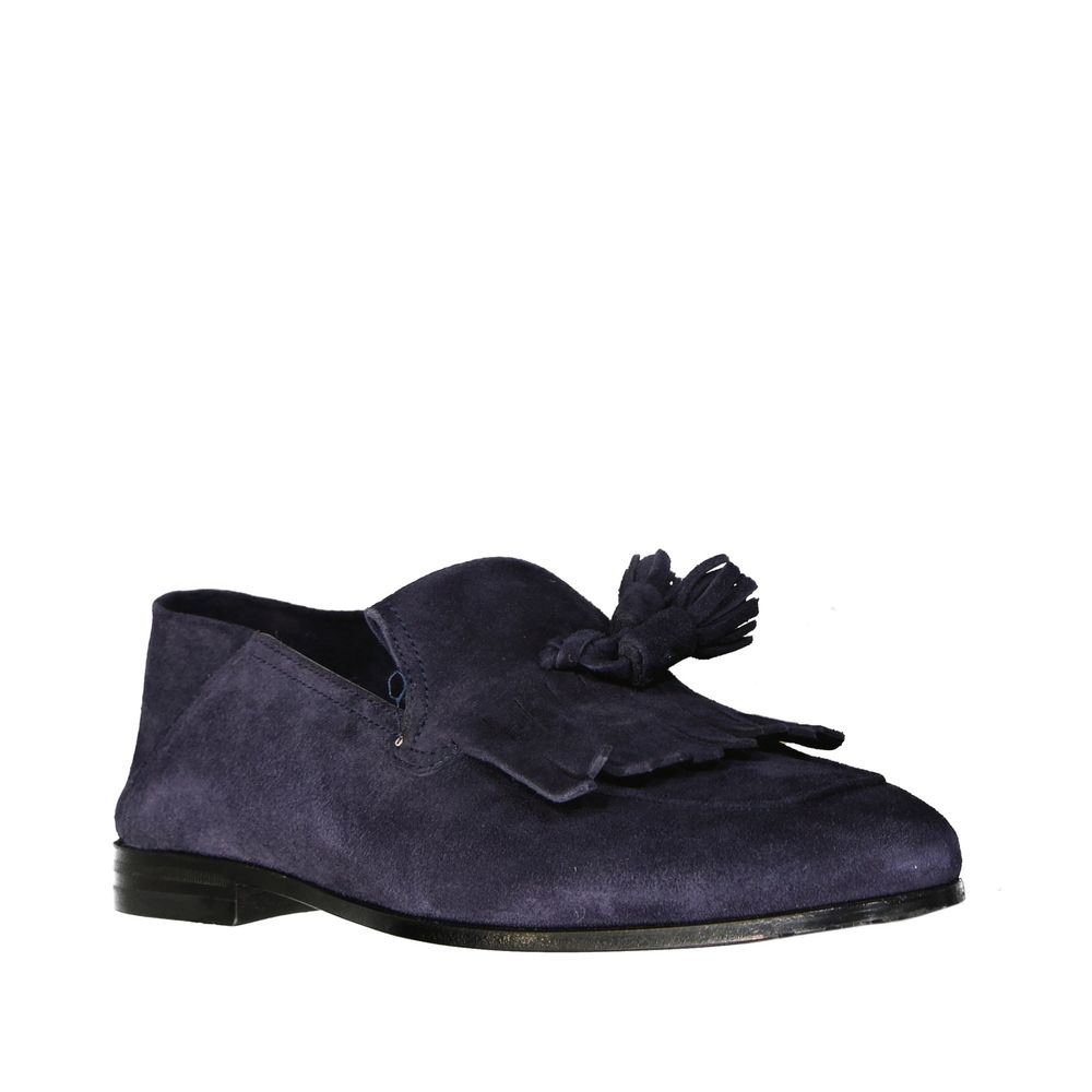 Blue Calfskin Slip-On LoafersDescription: – Composition: 100% calf leather – Inner: Leather – Insole: Leather – Sole: Rubber – Round toe – Slip on – Fringe top details – Made in Italy – Gender: MEN –Blue Calfskin Slip-On Loafers${tagsSalvatore FerragamoAu