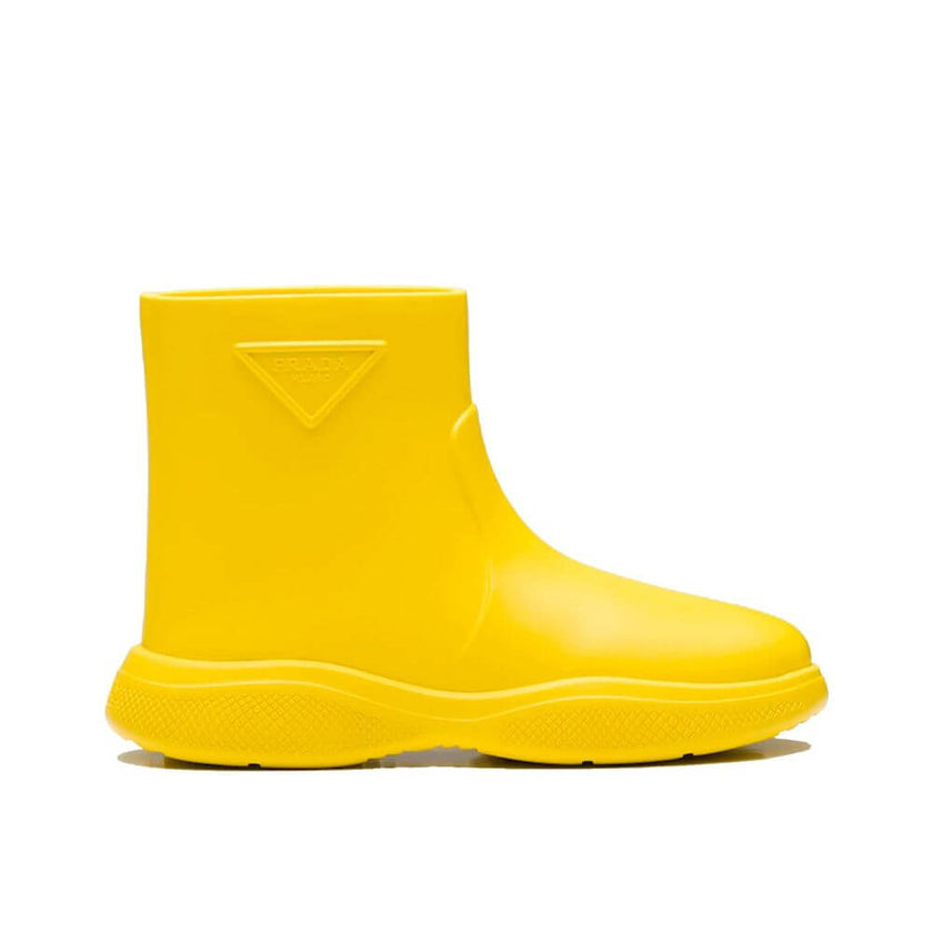 Yellow Rubber Rain BootsDescription: – Composition: 100% rubber – Rubber insole and sole – Slip on – Relief logo detail – Made in Italy –Yellow Rubber Rain Boots${tagsPradaAulae Logo Rubber Boots PradaAulae Logo Rubber Boots Description: – Composition: 10