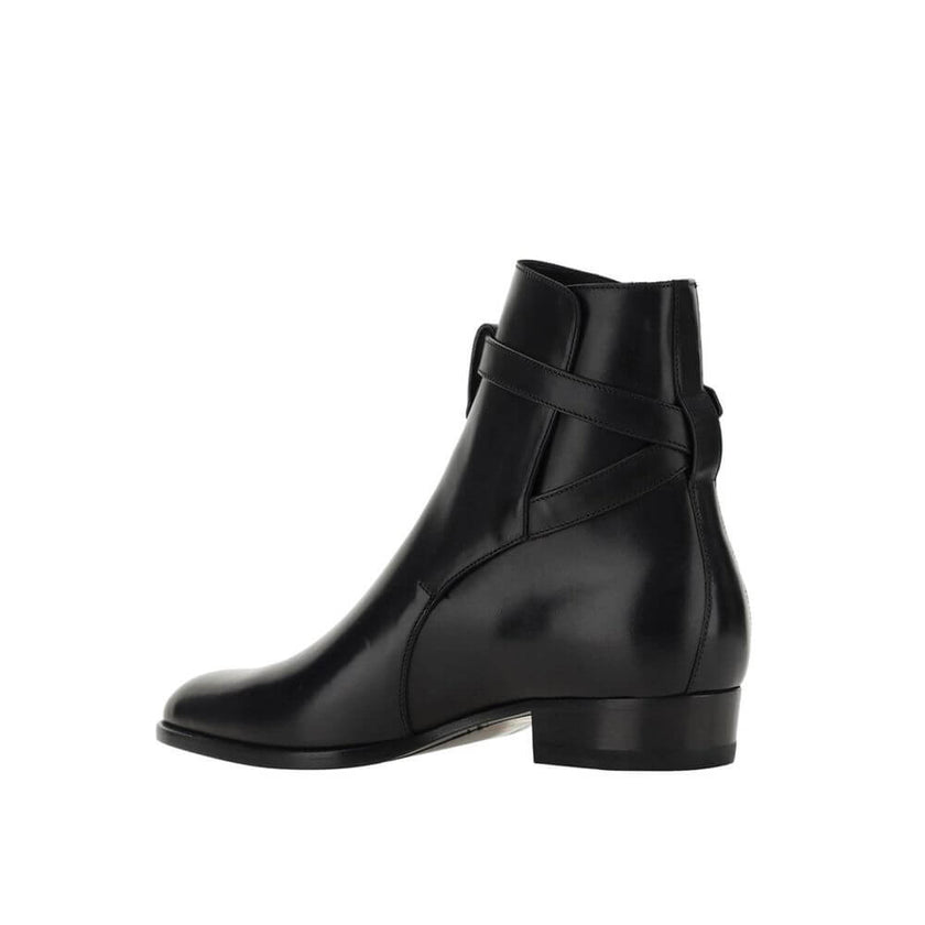 Black Calfskin Ankle BootsDescription: – Composition: 100% calf leather – Inner: Leather – Insole: Leather – Sole: Leather – Round toe – Ankle side buckle fastening – Made in Italy – Gender: MEN –Black Calfskin Ankle Boots${tagsSaint LaurentAulae Wyatt Jo