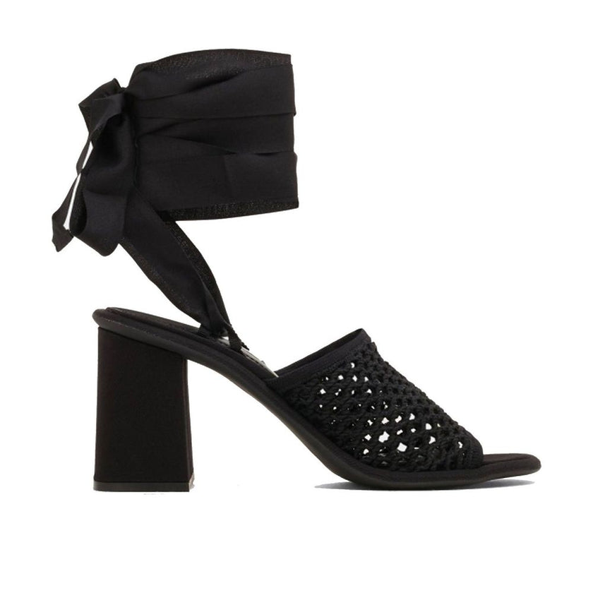 Black Fabric Strap-On SandalsDescription: – Composition: – Fabric – Leather insole – Rubber sole – Lace-up style – Branded insole – Heel 8 cm / 3,1 in – Made in Italy –Black Fabric Strap-On Sandals${tagsMiu MiuAulae Macrame Sandals Miu MiuAulae Macrame Sa