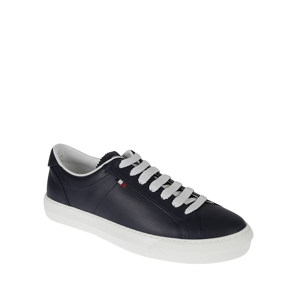 Blue Calfskin Low Top SneakersDescription: – Composition: 100% calf leather – Inner: Leather – Insole: Leather – Sole: Rubber – Round toe – Front lace-up closure – Top logo detail – Made in Italy – Gender: MEN –Blue Calfskin Low Top Sneakers${tagsMonclerA