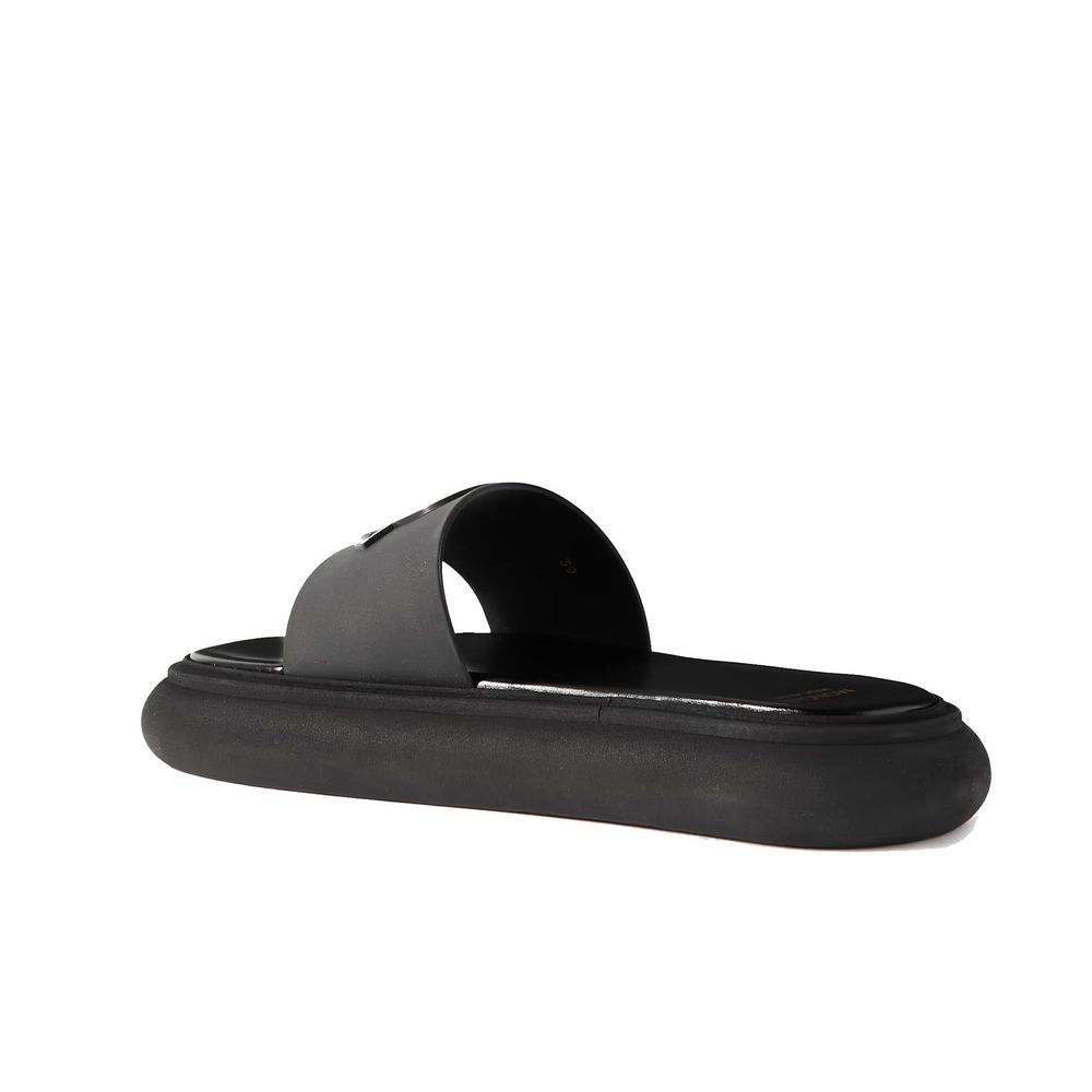 Black Rubber SlidesDescription: – Composition: 100% rubber – Leather insole – Rubber Sole – Relief logo detail – Made in Italy –Black Rubber Slides${tagsMonclerAulae Logo Slides MonclerAulae Logo Slides Description: – Composition: 100% rubber – Leather in