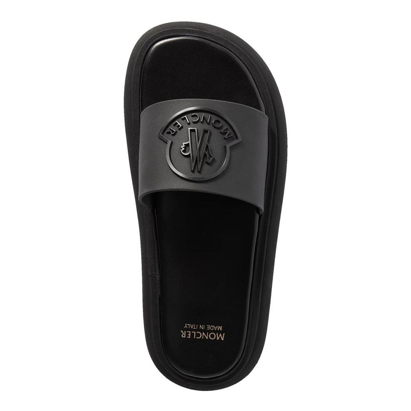 Black Rubber SlidesDescription: – Composition: 100% rubber – Leather insole – Rubber Sole – Relief logo detail – Made in Italy –Black Rubber Slides${tagsMonclerAulae Logo Slides MonclerAulae Logo Slides Description: – Composition: 100% rubber – Leather in
