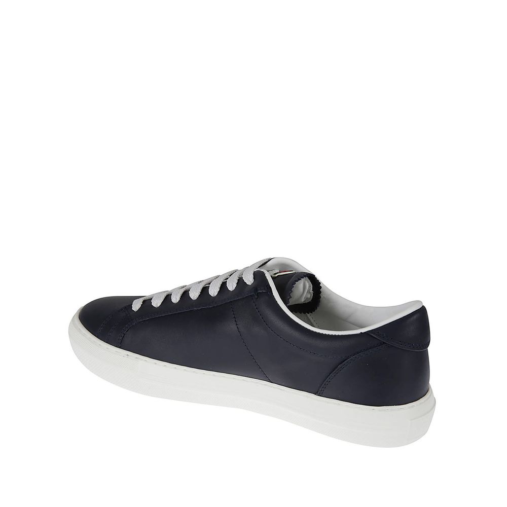 Blue Calfskin Low Top SneakersDescription: – Composition: 100% calf leather – Inner: Leather – Insole: Leather – Sole: Rubber – Round toe – Front lace-up closure – Top logo detail – Made in Italy – Gender: MEN –Blue Calfskin Low Top Sneakers${tagsMonclerA
