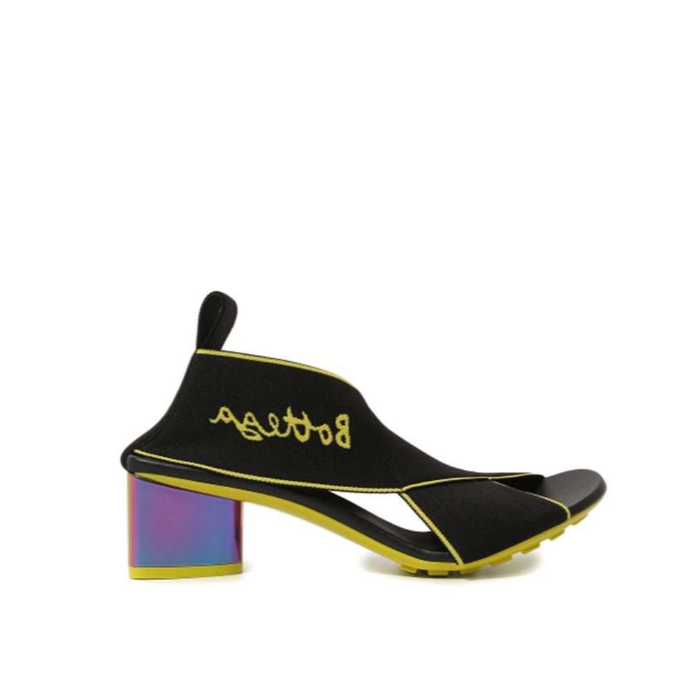 Black Fabric Platform SandalsDescription: – Composition: Fabric – Rubber sole – Pull tab at the rear – Round toe – Embossed logo insole – Heel 5 cm / 1,9 in – Made in Italy –Black Fabric Platform Sandals${tagsBottega VenetaAulae Flex Sandals Bottega Venet