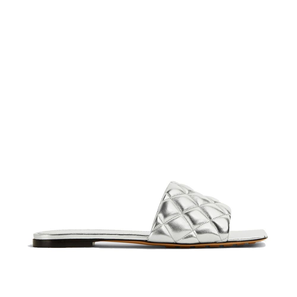 Silver Calfskin SlippersDescription: – Composition: 100% calf leather – Leather lining, insole and sole – Made in Italy –Silver Calfskin Slippers${tagsBottega VenetaAulae Padded Sandals Bottega VenetaAulae Padded Sandals Description: – Composition: 100% c