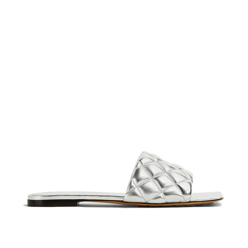 Silver Calfskin SlippersDescription: – Composition: 100% calf leather – Leather lining, insole and sole – Made in Italy –Silver Calfskin Slippers${tagsBottega VenetaAulae Padded Sandals Bottega VenetaAulae Padded Sandals Description: – Composition: 100% c