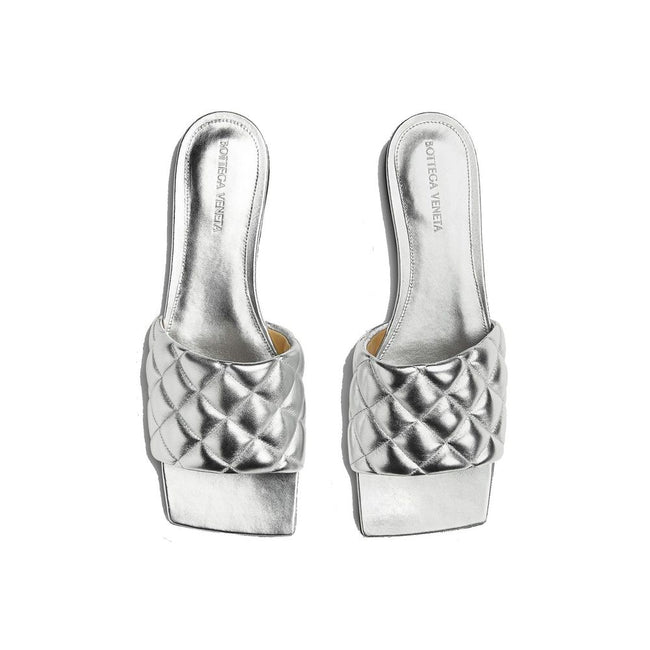 Silver Calfskin SlippersDescription: – Composition: 100% calf leather – Leather lining, insole and sole – Made in Italy –Silver Calfskin Slippers${tagsBottega VenetaAulae Padded Sandals Bottega VenetaAulae Padded Sandals Description: – Composition: 100% c