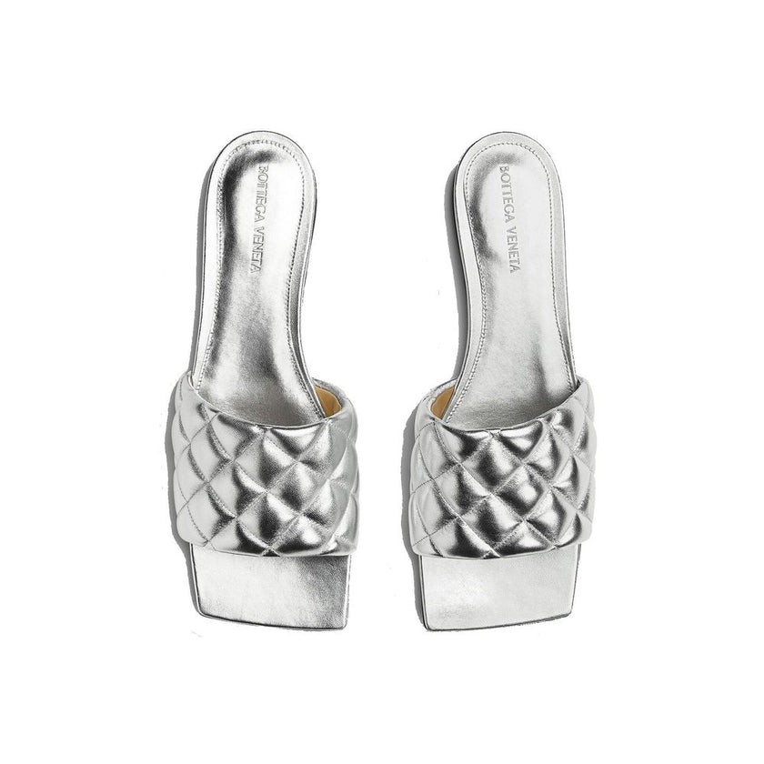 Silver Calfskin SlippersDescription: – Composition: 100% calf leather – Leather lining, insole and sole – Made in Italy –Silver Calfskin Slippers${tagsBottega VenetaAulae Padded Sandals Bottega VenetaAulae Padded Sandals Description: – Composition: 100% c