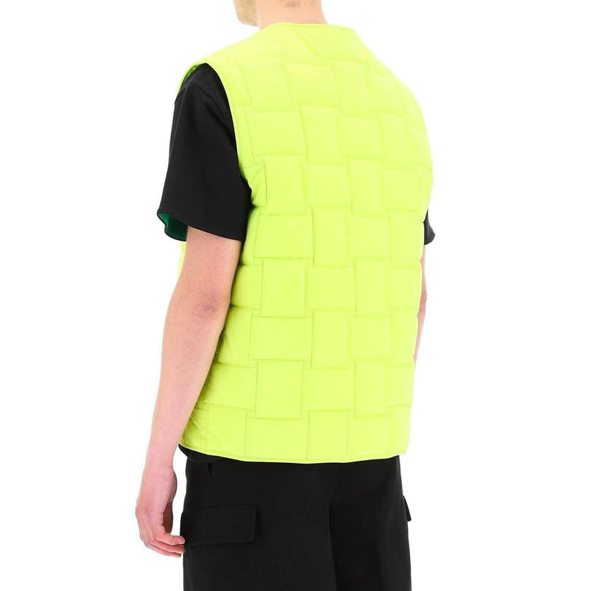 Green Polyamide Sleveless JacketDescription: – Composition: 100% Polyamide – Long sleeves – Padded design – Machine wash (delicate) – Press-stud button fastening – Made in Italy – Gender: MEN – Size & Fit: Model is 1.87 m wearing size LGreen Polyamide Sle