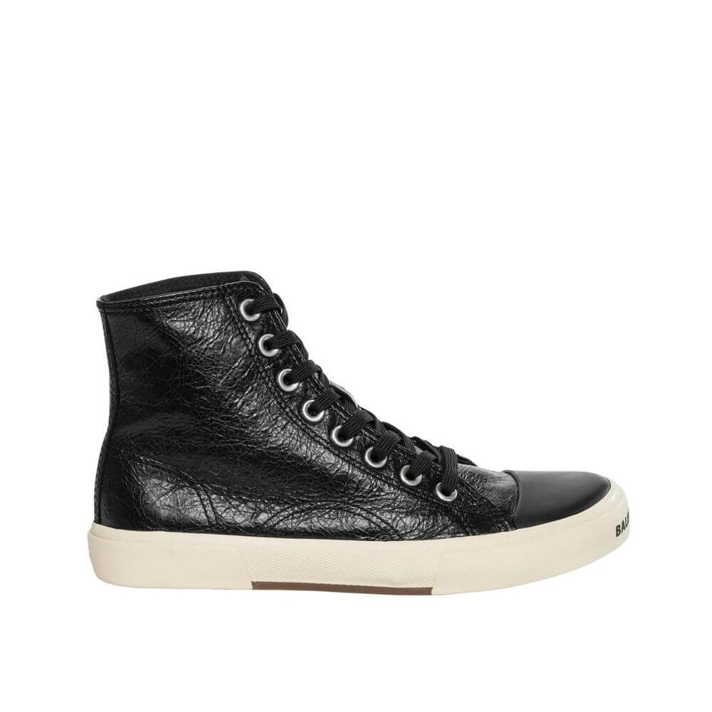 Black Calfskin High Top SneakersDescription: – Composition: 100% calf leather – Canvas Lining – Rubber sole – Rounded toe – Lace-up fastening – Contrast logo detail – Made in Italy –Black Calfskin High Top Sneakers${tagsBalenciagaAulae Paris Leather Sneak