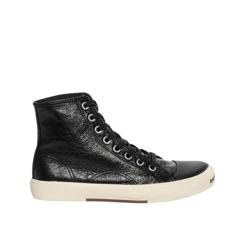 Black Calfskin High Top SneakersDescription: – Composition: 100% calf leather – Canvas Lining – Rubber sole – Rounded toe – Lace-up fastening – Contrast logo detail – Made in Italy –Black Calfskin High Top Sneakers${tagsBalenciagaAulae Paris Leather Sneak
