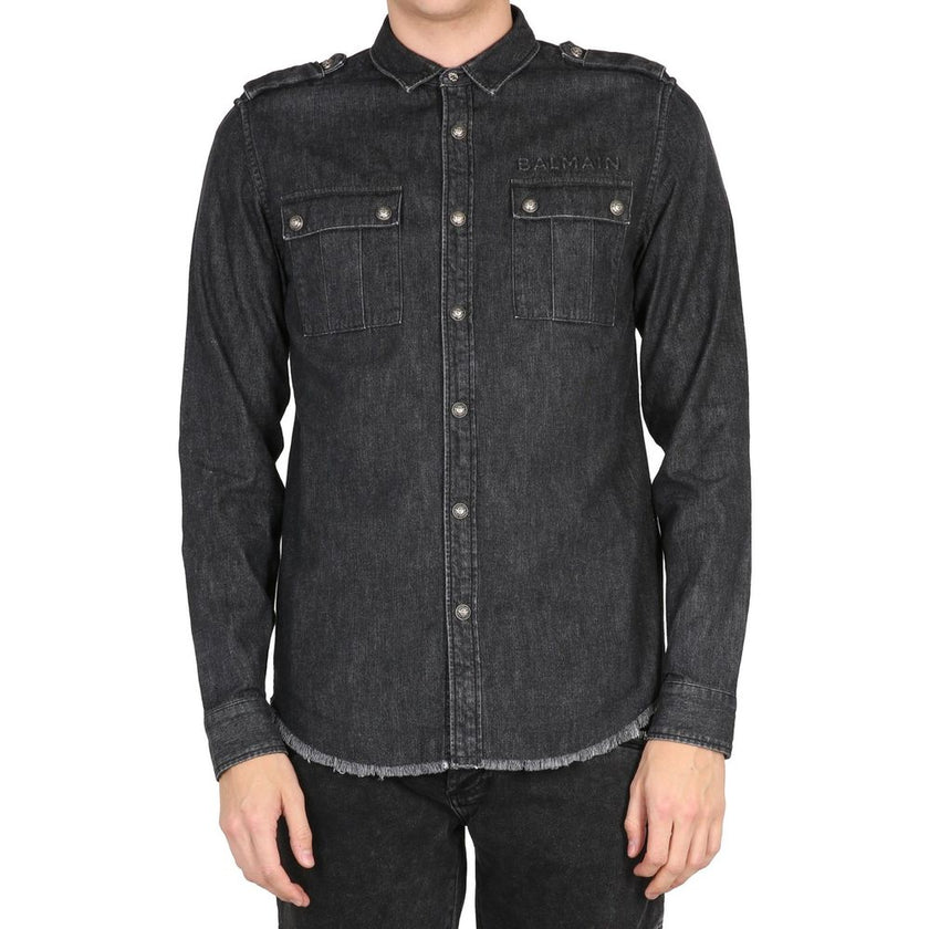Black Denim ShirtDescription: – Composition: 100% Cotton – Long sleeves – Front button closure – Machine wash – Two front pockets – Fringe finish – Destroyed effect – Gender: MEN –Black Denim Shirt${tagsBalmainAulae Black Denim Shirt BalmainAulae Black De