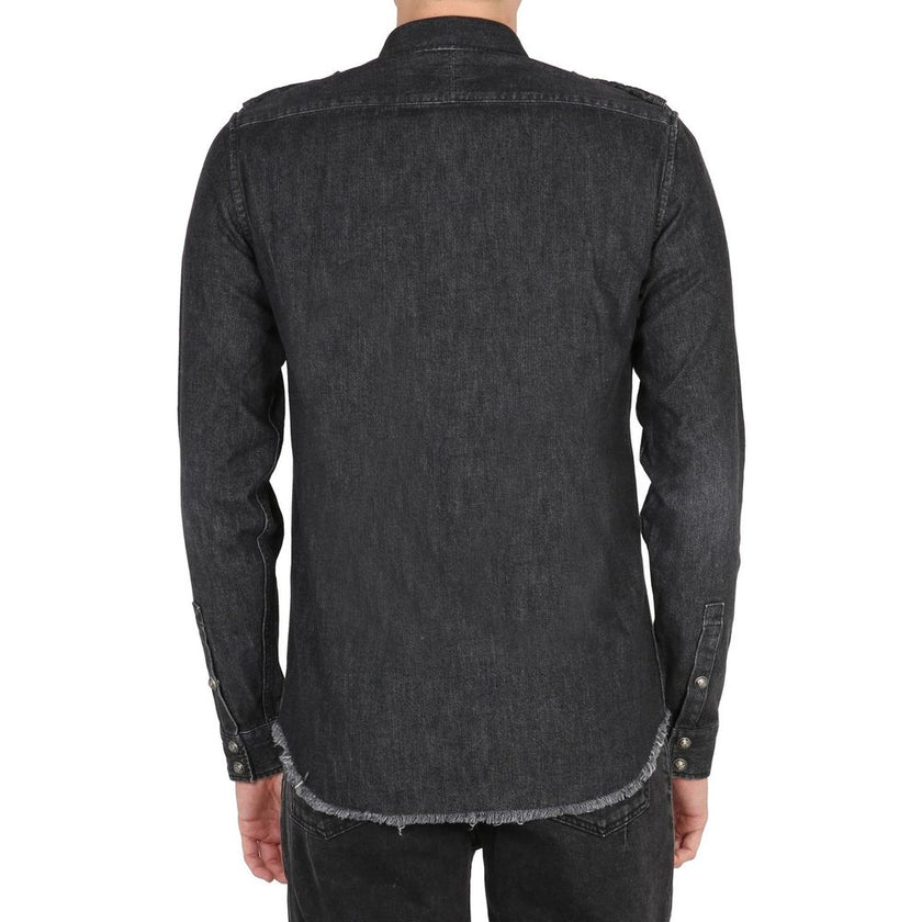 Black Denim ShirtDescription: – Composition: 100% Cotton – Long sleeves – Front button closure – Machine wash – Two front pockets – Fringe finish – Button cuffs – Gender: MEN – Size & Fit: REGULAR FIT. THE MODEL IS 190 CM TALL AND WEARS SIZE 40Black Denim