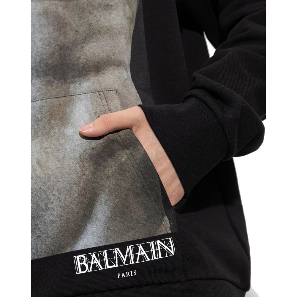 Black Cotton SweatshirtDescription: – Composition: 100% Cotton – Long sleeves – Ribbed trims – Machine wash – front logo detail – Drawstring hood – Kangaroo pocket – Made in Italy – Gender: MEN –Black Cotton Sweatshirt${tagsBalmainAulae Cotton Hoodie Swea