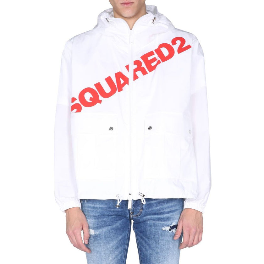 White Cotton Shell JacketDescription: – Composition: 100% Cotton – Long sleeves – Machine wash – Drawstring hood – Two front pockets – Front zip closure – Front logo detail – Drawstring hem – Made in Italy – Gender: MEN –White Cotton Shell Jacket${tagsDsq