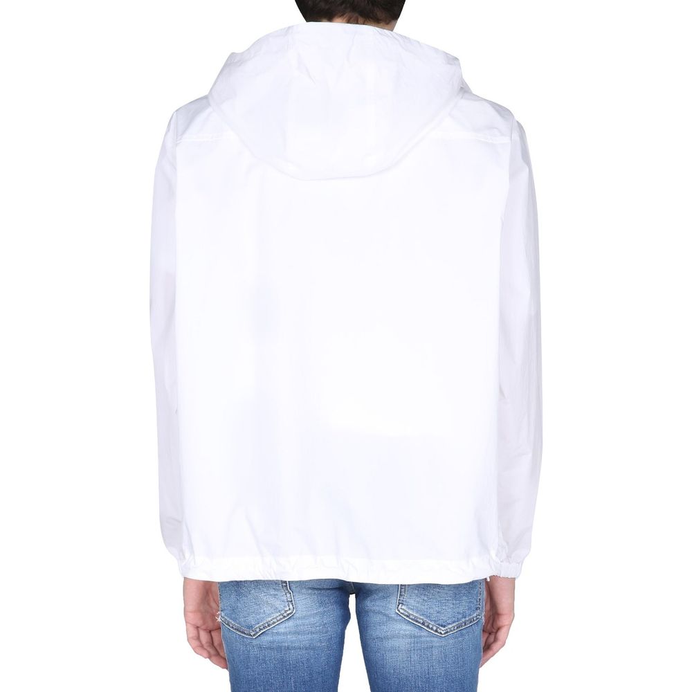 White Cotton Shell JacketDescription: – Composition: 100% Cotton – Long sleeves – Machine wash – Drawstring hood – Two front pockets – Front zip closure – Front logo detail – Drawstring hem – Made in Italy – Gender: MEN –White Cotton Shell Jacket${tagsDsq