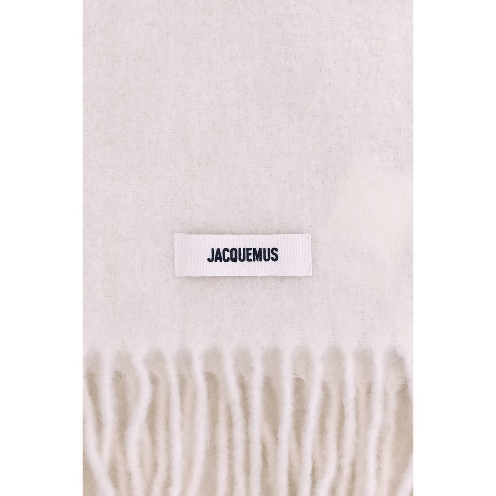 Fringed ScarfThe Jacquemus fringed Scarf is a long accessory crafted from soft mohair-alpaca. The grosgrain embroidered logo detail adds a refined touch to a warm and enveloping design. Season: AW25 Dimension: 250×250 Composition: GENERAL 28% Mohair 28% A