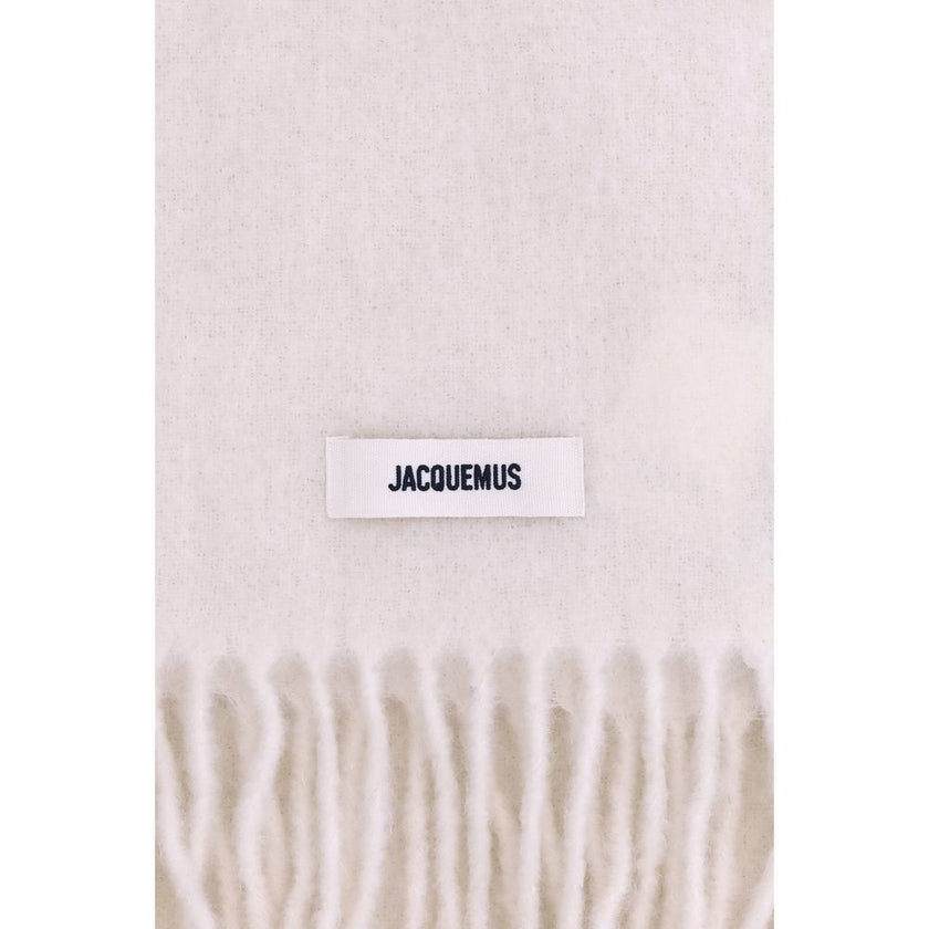 Fringed ScarfThe Jacquemus fringed Scarf is a long accessory crafted from soft mohair-alpaca. The grosgrain embroidered logo detail adds a refined touch to a warm and enveloping design. Season: AW25 Dimension: 250×250 Composition: GENERAL 28% Mohair 28% A