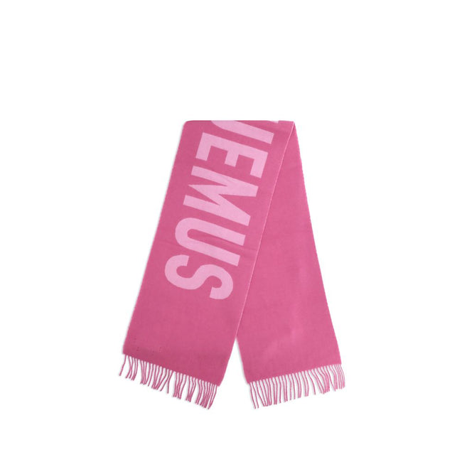 Multicolor Wool ScarfThe Jacquemus Wool Scarf is an essential accessory with a modern and minimal style. Made of solid-colored yarn, it is embellished with a contrasting jacquard logo, which gives character without sacrificing sobriety. The design is comp