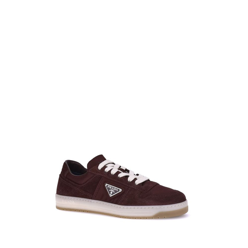 Bordeaux Calf Leather Bos Taurus Low Top SneakersPrada’s suede sneakers are a model that combines discreet elegance and comfort. The soft suede leather gives a sophisticated texture, perfect for a casual yet refined look. The lace-up top closure ensures a