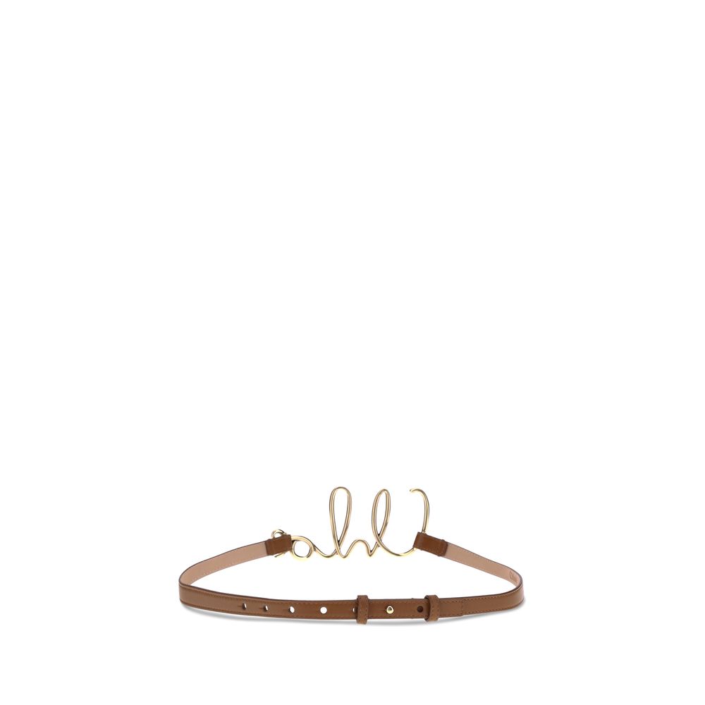 Brown Calf Leather Bos Taurus Thin BeltChloé’s C Belt is crafted from high-quality calfskin leather, combined with golden brass details that enhance its elegance. The snap-button closure provides practicality and security, while the slim silhouette makes
