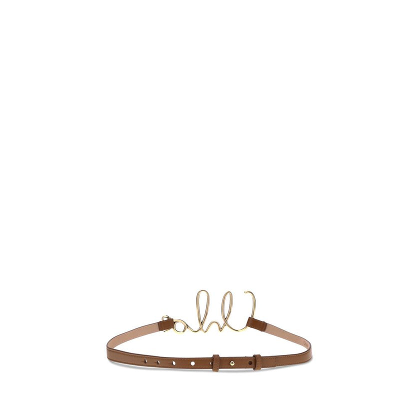 Brown Calf Leather Bos Taurus Thin BeltChloé’s C Belt is crafted from high-quality calfskin leather, combined with golden brass details that enhance its elegance. The snap-button closure provides practicality and security, while the slim silhouette makes
