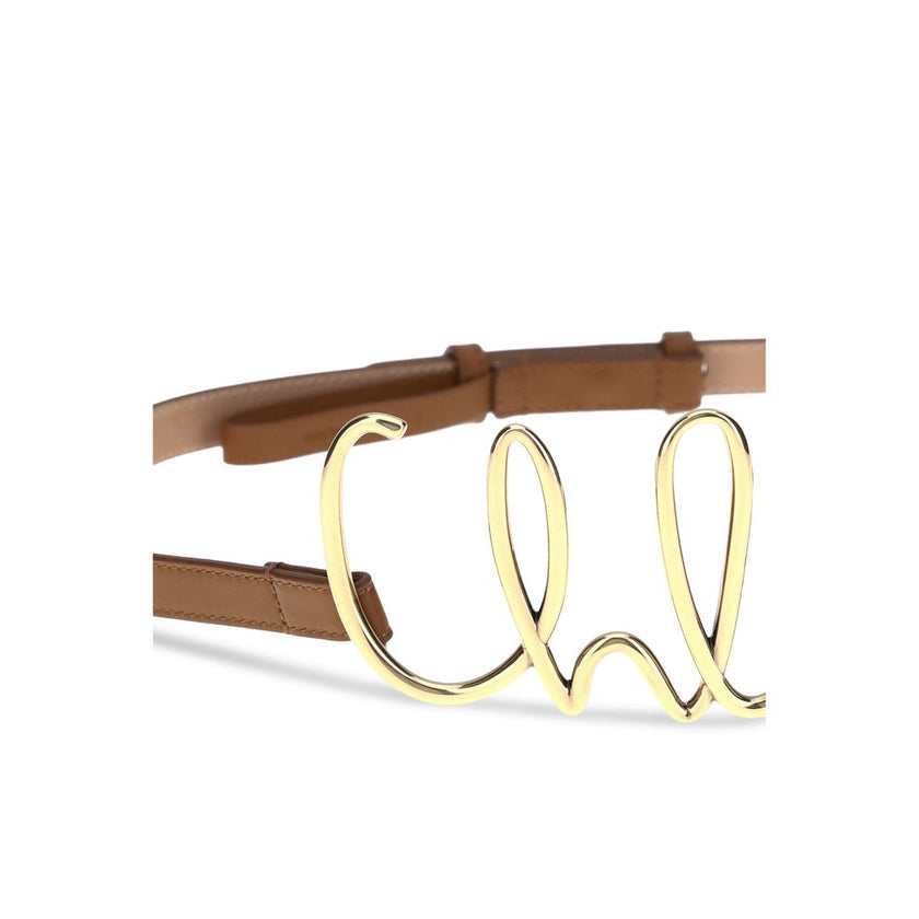 Brown Calf Leather Bos Taurus Thin BeltChloé’s C Belt is crafted from high-quality calfskin leather, combined with golden brass details that enhance its elegance. The snap-button closure provides practicality and security, while the slim silhouette makes
