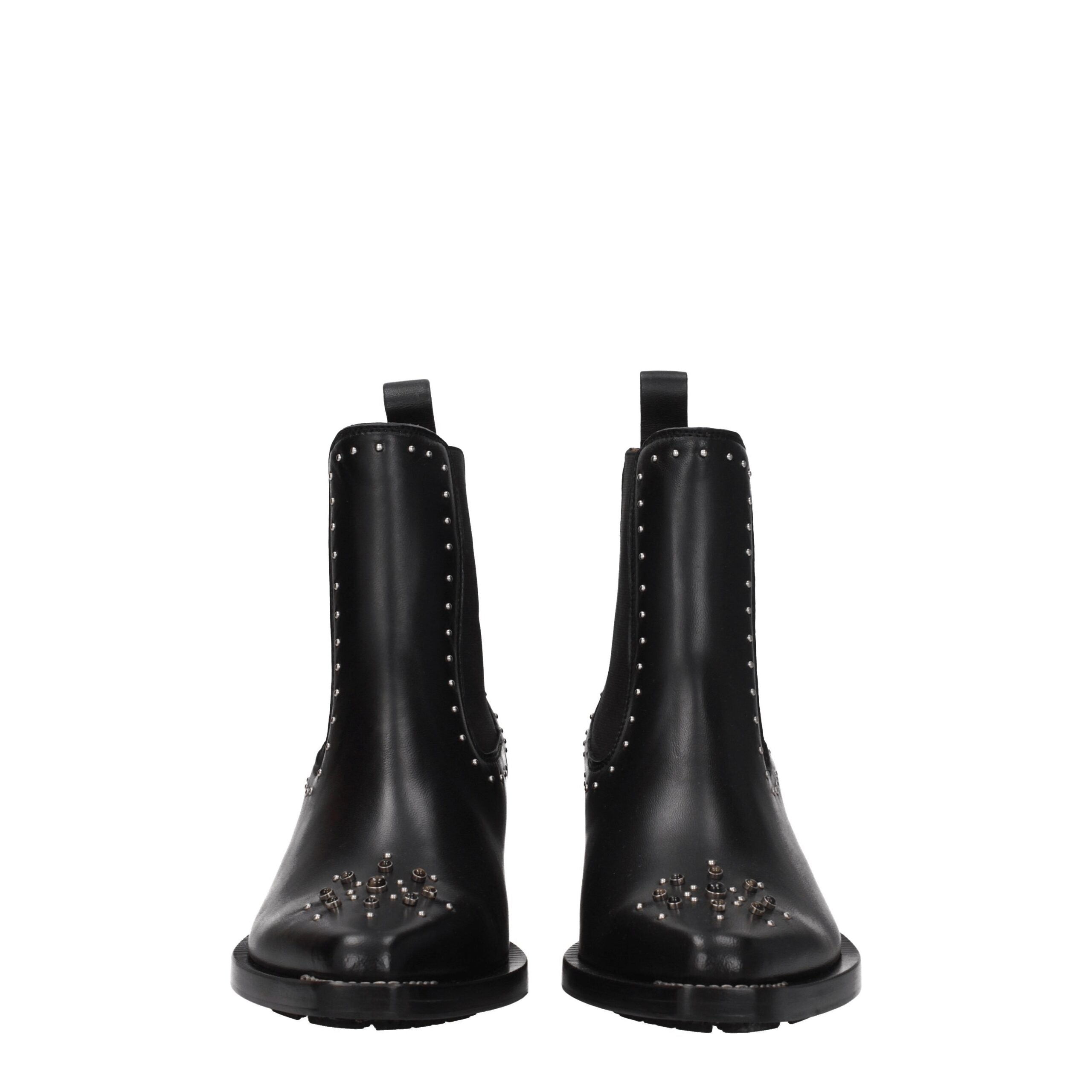 Black Leather Ankle BootsDescription: The product with MPN CHC22W705AV001 and code F77636 leather in black is a ankle boots designed by Chloé. It has features like studs, stones. Additional Info: Color details: Silver Style: Casual Materials: Leather Shoe