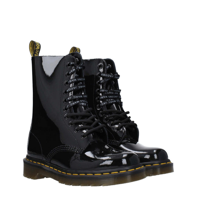 Black Leather Ankle BootsDescription: The product with MPN D1490MJ25005001 and code F78540 patent leather in black is a ankle boots designed by Dr. Martens. Additional Info: Style: Casual Closing type: Lace up Closure Materials: Patent Leather Shoe sole: