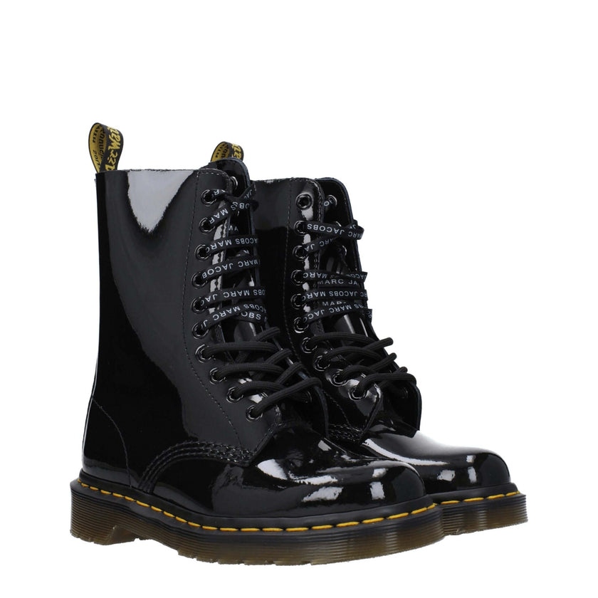 Black Leather Ankle BootsDescription: The product with MPN D1490MJ25005001 and code F78540 patent leather in black is a ankle boots designed by Dr. Martens. Additional Info: Style: Casual Closing type: Lace up Closure Materials: Patent Leather Shoe sole: