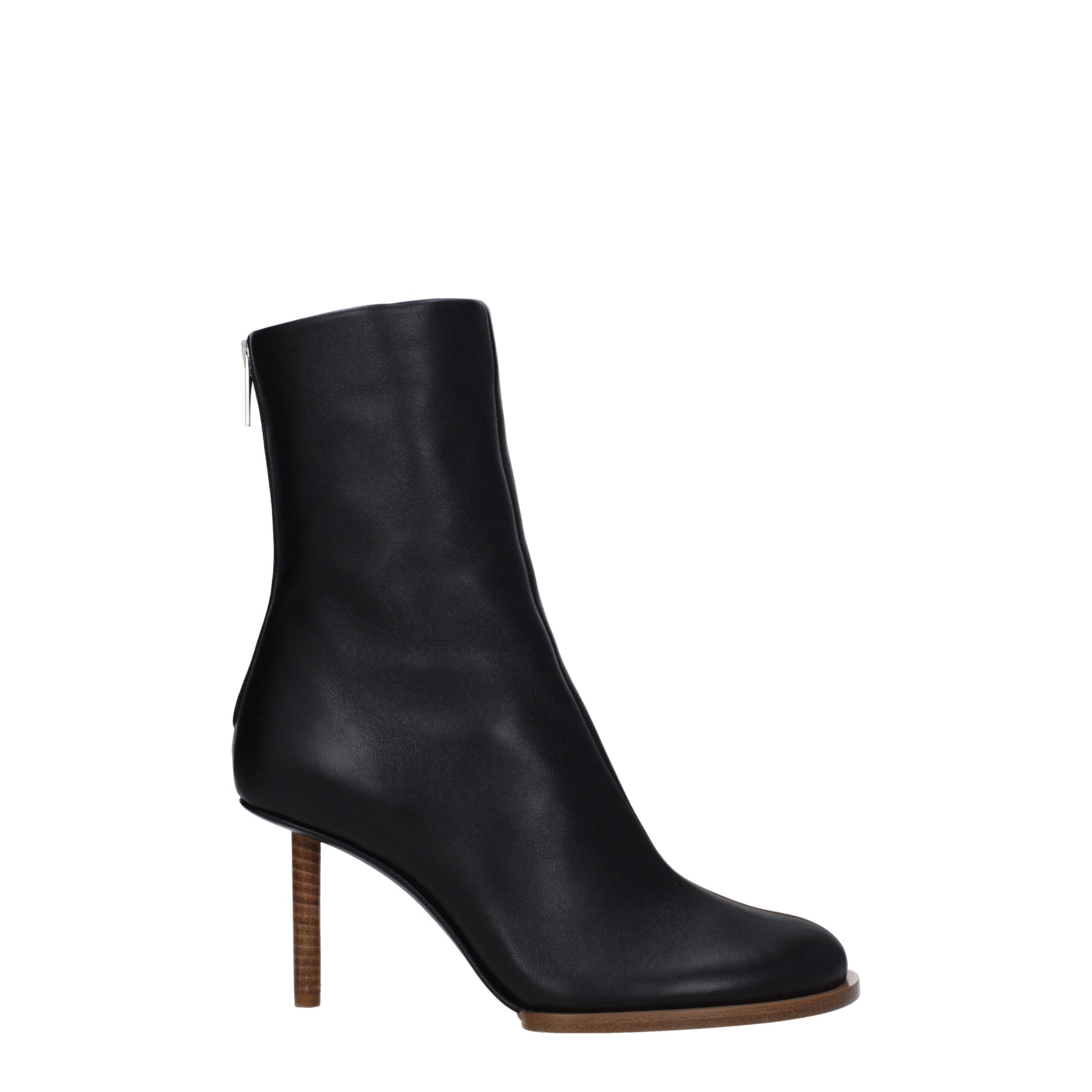 Black Leather Ankle BootsDescription: The product with MPN 233FO1163073990 and code F79089 leather in black is a ankle boots designed by Jacquemus. Additional Info: Style: Casual Closing type: Zip Closure Materials: Leather Shoe sole: Leather Heel height: