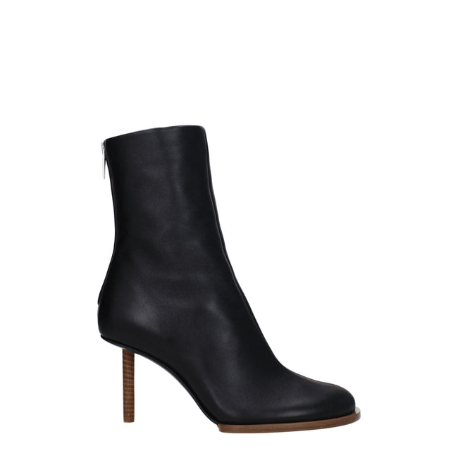 Black Leather Ankle BootsDescription: The product with MPN 233FO1163073990 and code F79089 leather in black is a ankle boots designed by Jacquemus. Additional Info: Style: Casual Closing type: Zip Closure Materials: Leather Shoe sole: Leather Heel height: