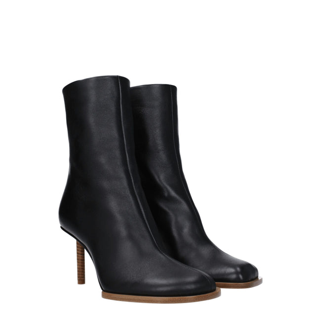 Black Leather Ankle BootsDescription: The product with MPN 233FO1163073990 and code F79089 leather in black is a ankle boots designed by Jacquemus. Additional Info: Style: Casual Closing type: Zip Closure Materials: Leather Shoe sole: Leather Heel height:
