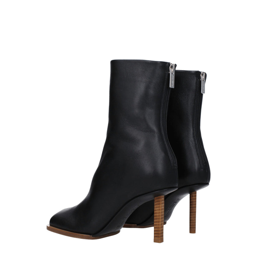 Black Leather Ankle BootsDescription: The product with MPN 233FO1163073990 and code F79089 leather in black is a ankle boots designed by Jacquemus. Additional Info: Style: Casual Closing type: Zip Closure Materials: Leather Shoe sole: Leather Heel height: