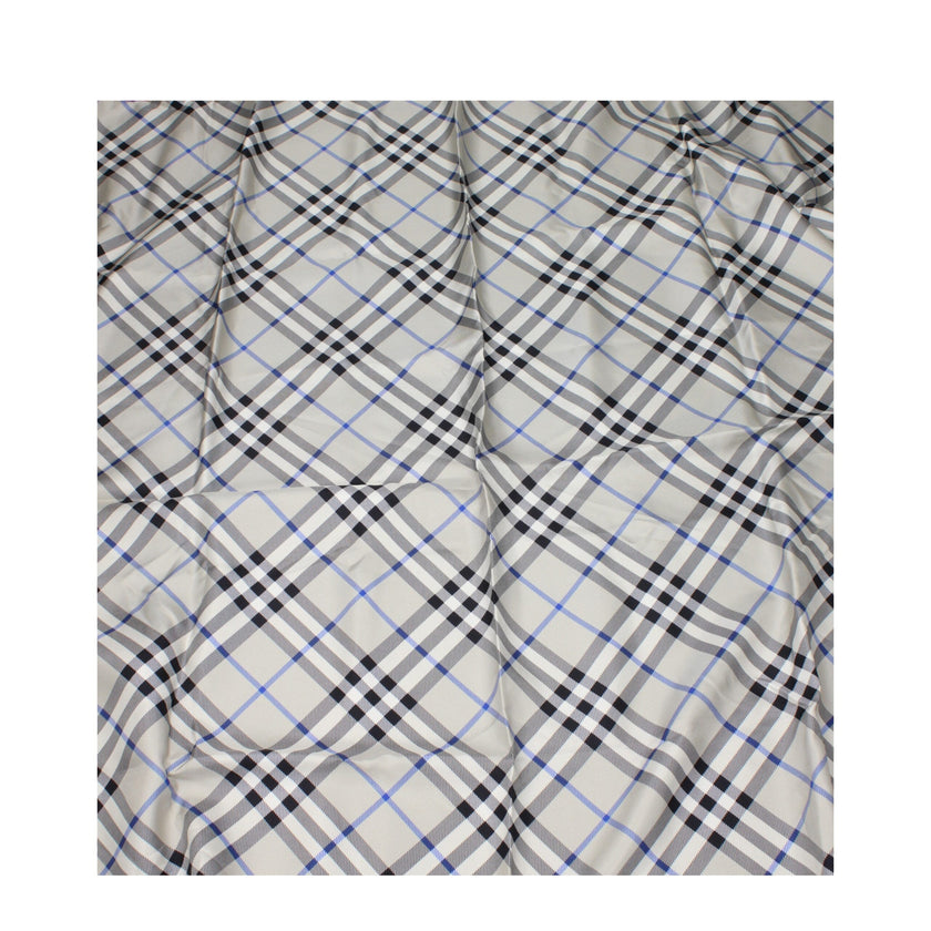 Gray Silk FoulardDescription: The product with MPN 8088141 and code F80615 silk in gray is a foulards designed by Burberry. It has features like print which can vary. Additional Info: Measurements: 90×90 cm Composition: 100% silk Secondary color: Blue MPN